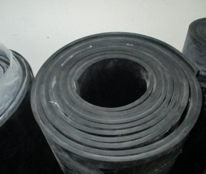Cao su màu đen lót công trình