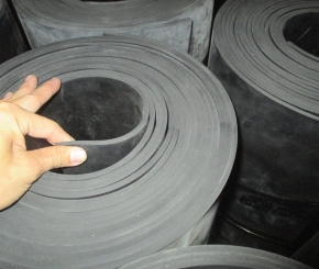 Cao su xốp màu đen lót sàn xây dựng công trình
